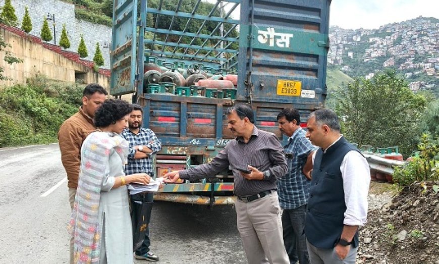 प्रशासन ने अवैध सिलेंडर की आपूर्ति पर कसा शिकंजा,निरीक्षण के दौरान 3 वाहन और कुल 372 अवैध सिलेंडर किये जब्त   