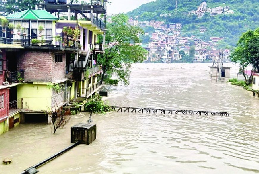 मनाली के बांहग में दो रेस्तरां, तीन दुकानें, एक घर और तीन खोखे बाढ़ में तबाह