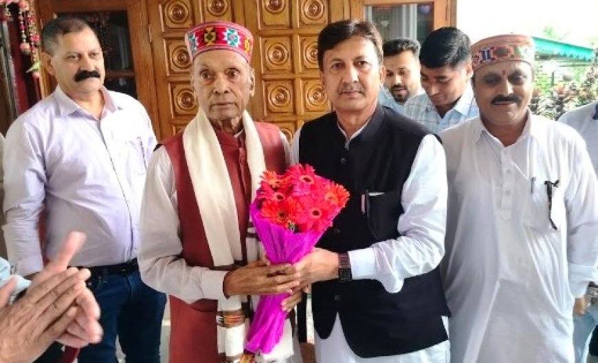 डाॅ. सिकंदर कुमार ने पूर्व मुख्यमंत्री धूमल से मुलाकात कर संगठनात्मक मुद्दों पर की चर्चा