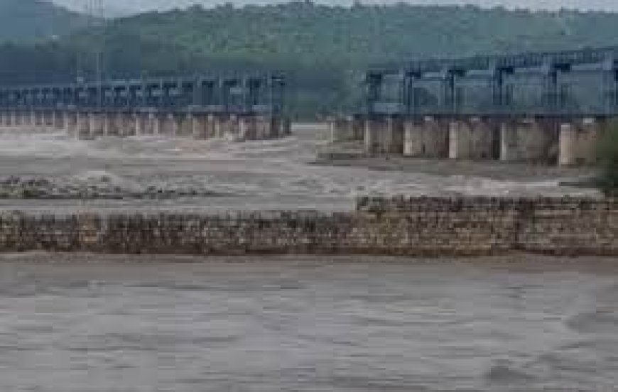 रावी पर बने माधोपुर हेडवर्क्स का फ्लड गेट टूटा , एक कर्मचारी बहा , नदी का जलस्तर बढ़ा