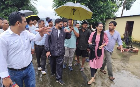 गिरी नदी में आई भारी बाढ़ के कारण बांगड़ान बस्ती से 50 से अधिक लोगों को प्रशासन ने सुरक्षित जगह किया शिफ्ट 