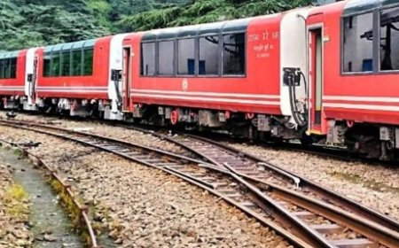 भारी बरसात के चलते ठप पड़ी ट्रेनें  विश्व धरोहर कालका-शिमला रेलवे लाइन पर दोबारा दौड़नी शुरू