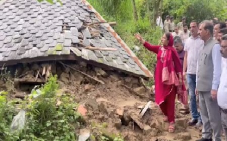 सीएम सुक्खू ने जंगलबैरी और चबूतरा गांव में बारिश में हुए नुकसान का लिया जायजा  