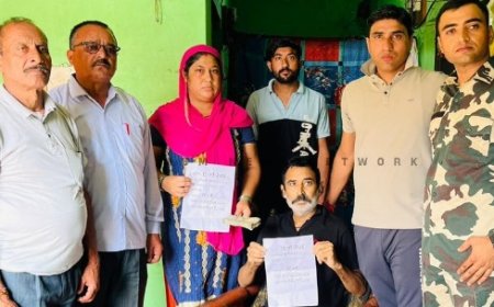 CRF के जवानों ने मानवता की मिसाल पेश करते हुए कैंसर से जूझ रहे व्यक्ति के इलाज के लिए जुटाई 64 हजार की राशि