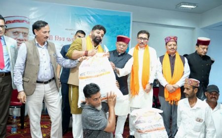 राज्यपाल ने चंबा में आपदा प्रभावित लोगों को वितरित की 600 से अधिक राहत किट 