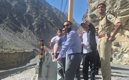 उपायुक्त किन्नौर ने जिला के थाच में बादल फटने से हुए नुकसान व निगुलसरी में अवरुद्ध हुए मार्ग का किया निरीक्षण  