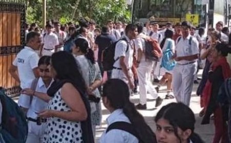 दिल्ली में शनिवार सुबह फिर एक बार फिर कई स्कूलों को बम से उड़ाने की धमकी मिलने से मचा हड़कंप 