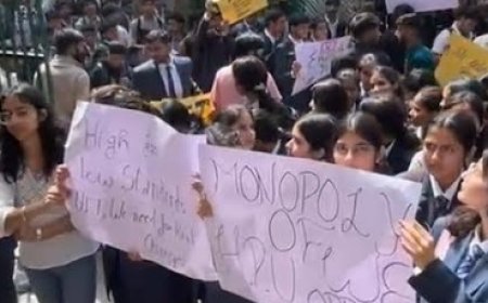 मांगों को लेकर विश्वविद्यालय में यूआईटी के छात्रों ने कुलपति कार्यालय के बाहर धरना किया प्रदर्शन 