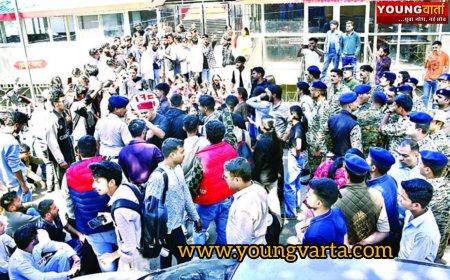 एचपीयू में छात्रों ने किया विधायक हरीश जनारथा का घेराव , एसएफआई और पुलिस के बीच झड़प , कई कार्यकर्ता घायल