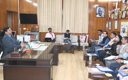 विद्यार्थियों के सर्वांगीण विकास हेतु आवश्यक संसाधनों को करें और सुदृढ़ : उपायुक्त