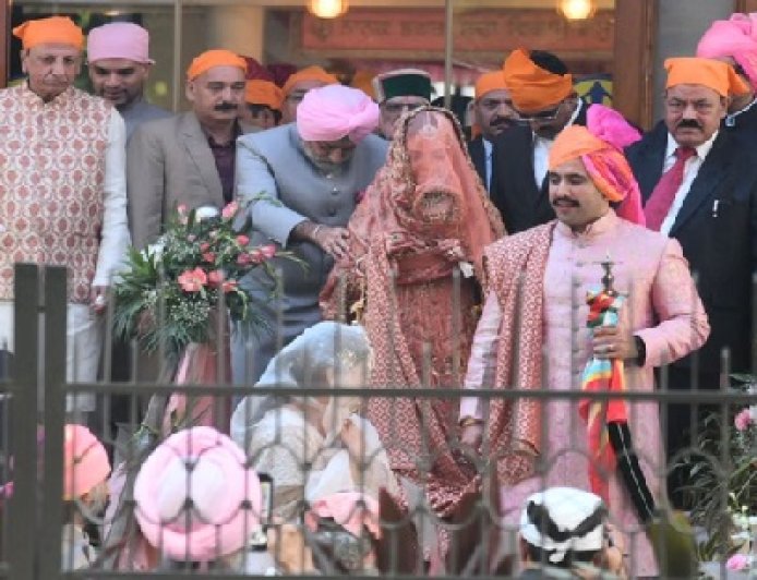 डाॅ अमरीन काैर से परिणय सूत्र में बंधे मंत्री विक्रमादित्य सिंह, आनंद कारज चंडीगढ़ के सेक्टर 11 के गुरुद्वारा साहिब में लिए सात फेरे