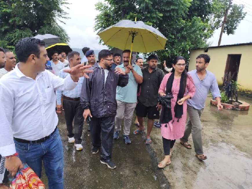 गिरी नदी में आई भारी बाढ़ के कारण बांगड़ान बस्ती से 50 से अधिक लोगों को प्रशासन ने सुरक्षित जगह किया शिफ्ट