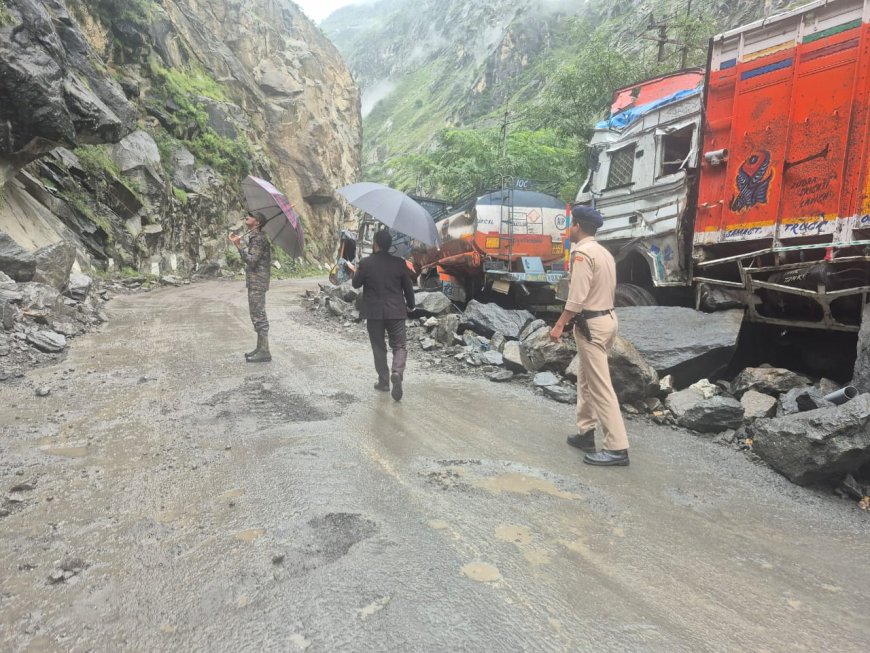 उपायुक्त किन्नौर ने भूस्खलन प्रभावित क्षेत्रों का दौरा कर शीघ्र मार्ग बहाली के निर्देश दिए