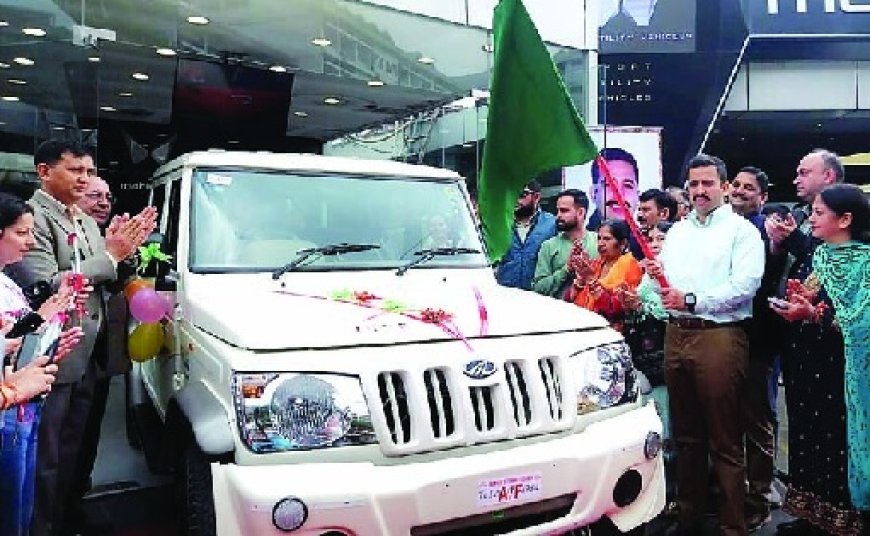 लोगों की सुविधाओं के लिए विक्रमादित्य सिंह ने 35 बोलेरो कैंपर को हरी झंडी दिखाकर किया रवाना