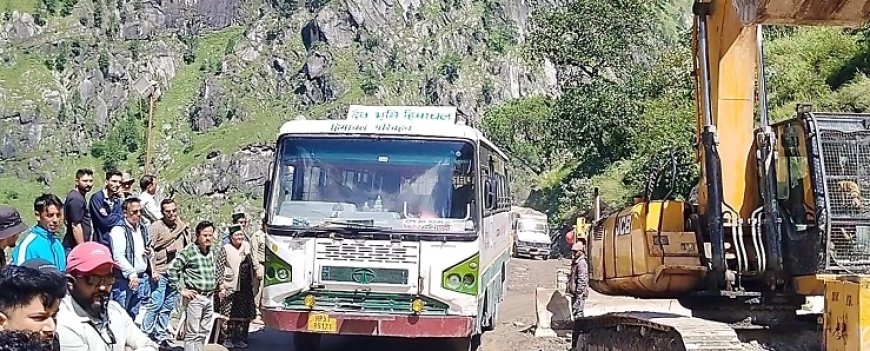 राजस्व मंत्री के कुशल नेतृत्व में किन्नौर के निगुलसरी में ब्लॉक प्वाइंट के दोनों तरफ से यातायात बहाल