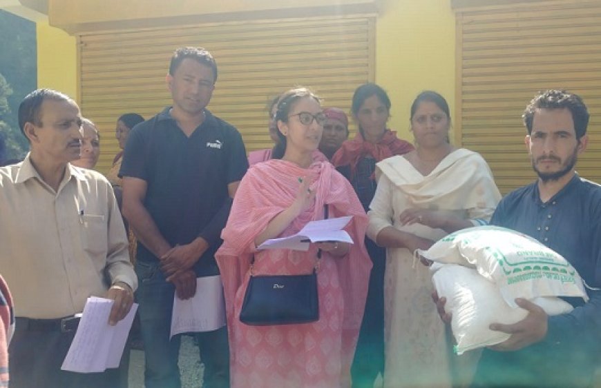 बालीचौकी के आपदा प्रभावित क्षेत्रों में गांव-गांव तक पहुंचा प्रशासन, पंचायत स्तर पर बांटी राहत