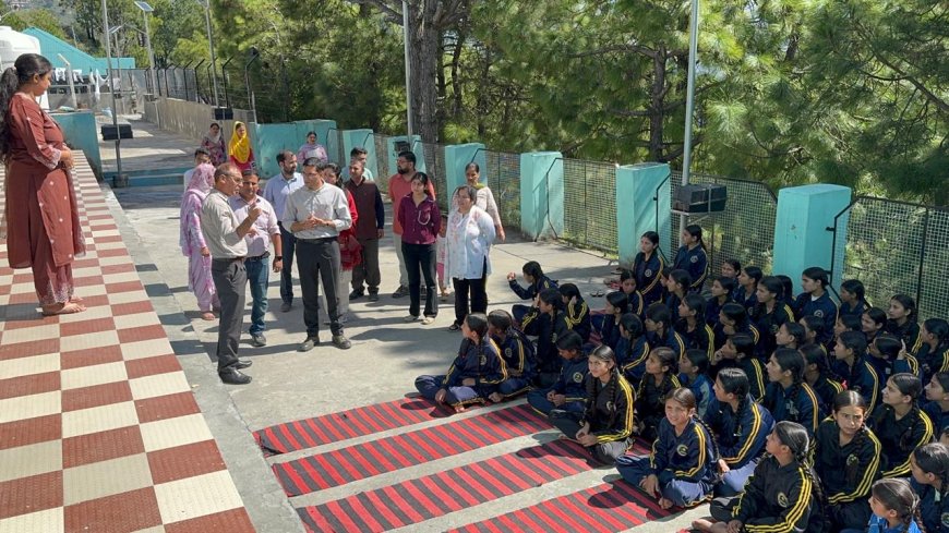 चुराह क्षेत्र के आपदा प्रभावित क्षेत्रों में पहुंचे डीसी , आपदा प्रभावित परिवारों का जाना दुःखदर्द  