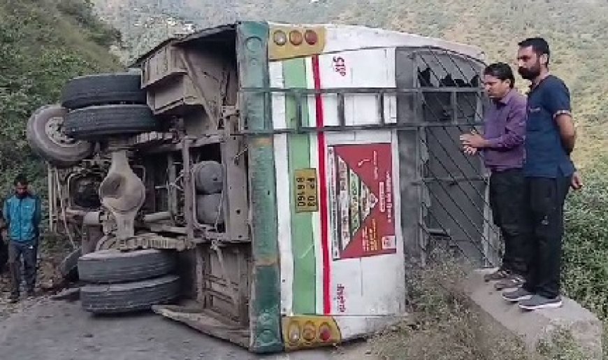 धाली के समीप एचआरटीसी की बस दुर्घटनाग्रस्त,हादसे में एक यात्री चोटिल 