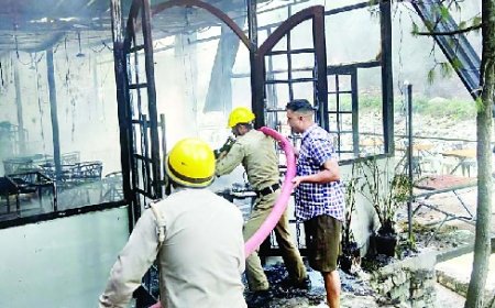 कुल्लू की पर्यटन नगरी मणिकर्ण के कटागला में एक होटल में आग लगने से लाखों की संपत्ति जलकर राख