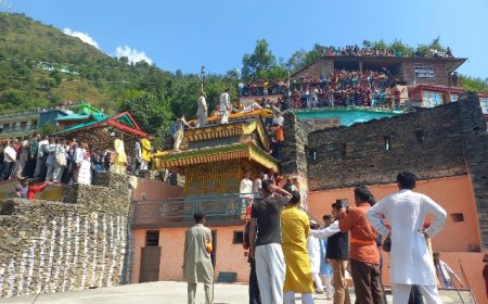 शिरगुल महाराज के जयकारों से गूंजा गांव बडोल का सामूहिक दृश्य,शांत महायज्ञ में श्रदालू की उमड़ी भीड़ 
