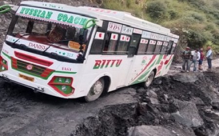 चांजू से चंबा की ओर जा रही निजी बस अचानक सड़क धंसने से खाई में गिरने से बाल-बाल बची