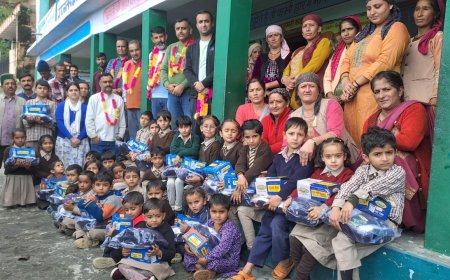 छात्रों की सहायता के लिए आगे आये व्यवसायी कंवर सिंह ठाकुर , स्कूली बच्चों को वितरित की वर्दी 