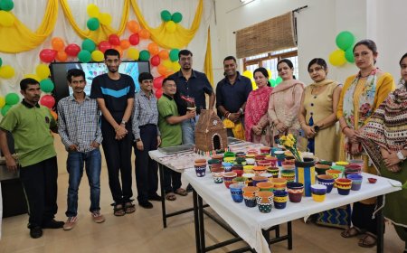 विशेष बच्चों ने दीपावली के लिए तैयार किये खास उत्पाद , दीये , मोमबत्ती और सजावटी सामान की लगाई प्रदर्शनी