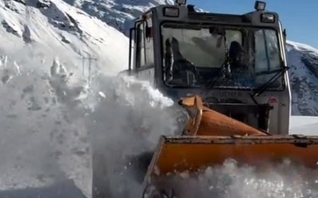 पर्यटकों के लिए राहत : बीआरओ ने रोहतांग दर्रा में सड़क से बर्फ हटाने का कार्य किया शुरू