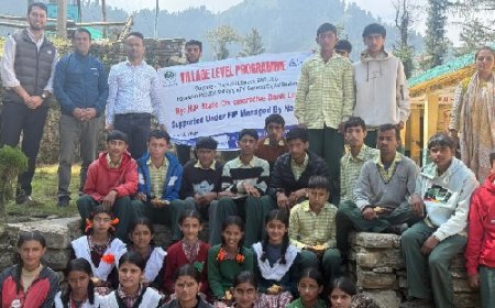 प्रदेश सहकारी बैंक शाखा प्रबंधक ने स्कूली बच्चों को बैंक से ऋण व उसके लाभ के बारे में दी जानकारी  