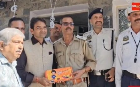सार्वजनिक अवकाश के बावजूद सेवाएं दे रहे कर्मचारी को रोटरी क्लब ने किया सम्मानित