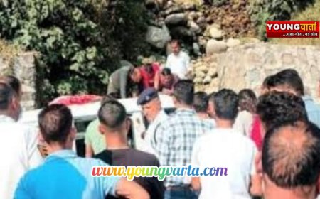 अनियंत्रित होकर डंगे से टकराई कार , पति-पत्नी की मौत , दो बच्चे घायल