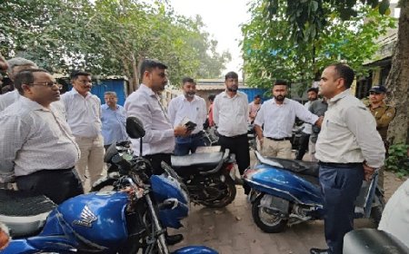 जिलाधिकारी मयूर दीक्षित ने सब रजिस्ट्रार कार्यालय तथा तहसील कार्यालय का किया औचक निरीक्षण