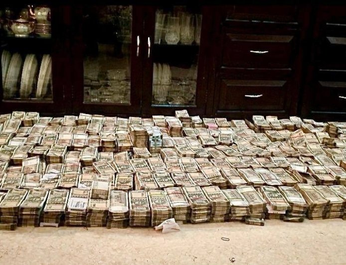 बाप रे ! इतना बड़ा खजाना , वो भी आईपीएस के घर से बरामद , पांच करोड़ केश और भी बहुत कुछ