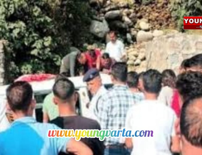 अनियंत्रित होकर डंगे से टकराई कार , पति-पत्नी की मौत , दो बच्चे घायल