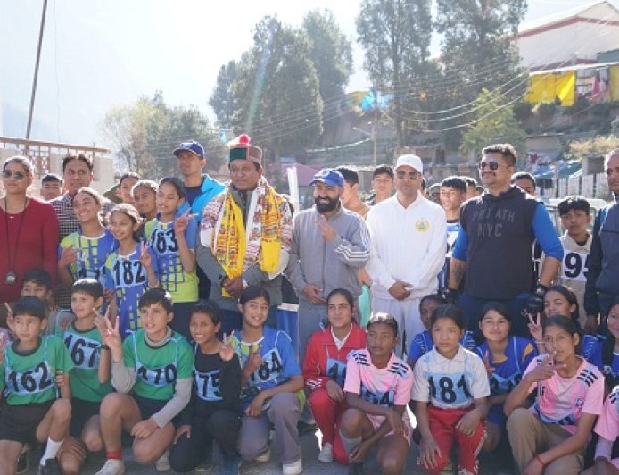 रन फॉर यूनिटी कार्यक्रम के तहत राजस्व मंत्री जगत सिंह नेगी ने मैराथन दौड़ को हरी झंडी दिखाकर किया रवाना