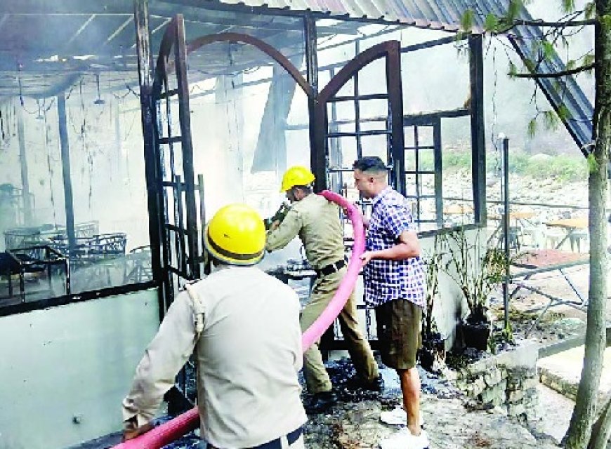 कुल्लू की पर्यटन नगरी मणिकर्ण के कटागला में एक होटल में आग लगने से लाखों की संपत्ति जलकर राख