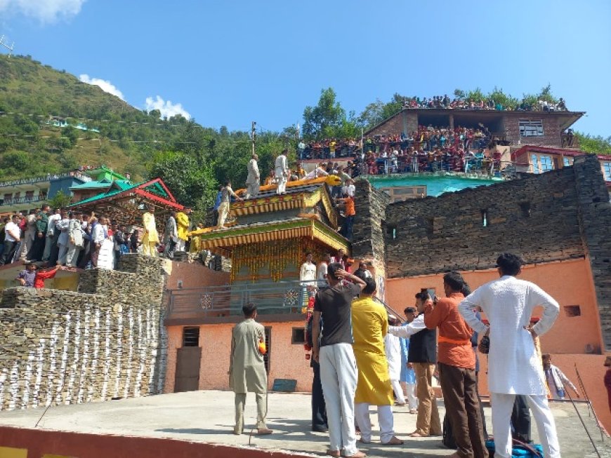 शिरगुल महाराज के जयकारों से गूंजा गांव बडोल का सामूहिक दृश्य,शांत महायज्ञ में श्रदालू की उमड़ी भीड़