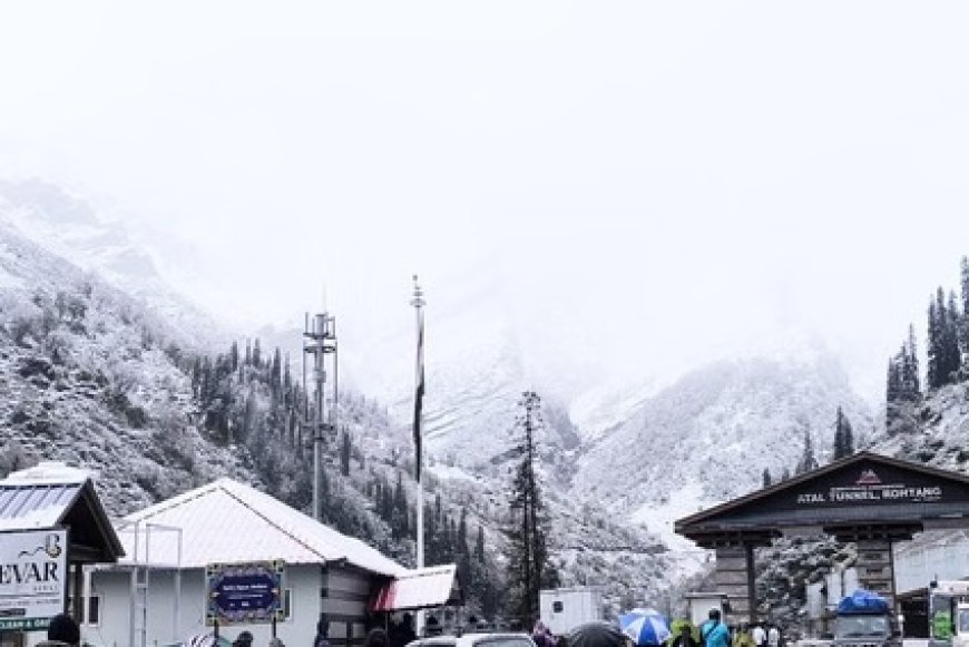 प्रदेश के पर्यटन उद्योग को मानसून की तबाही से उबरने के बाद ताजा बर्फबारी से अच्छे कारोबार की उम्मीद