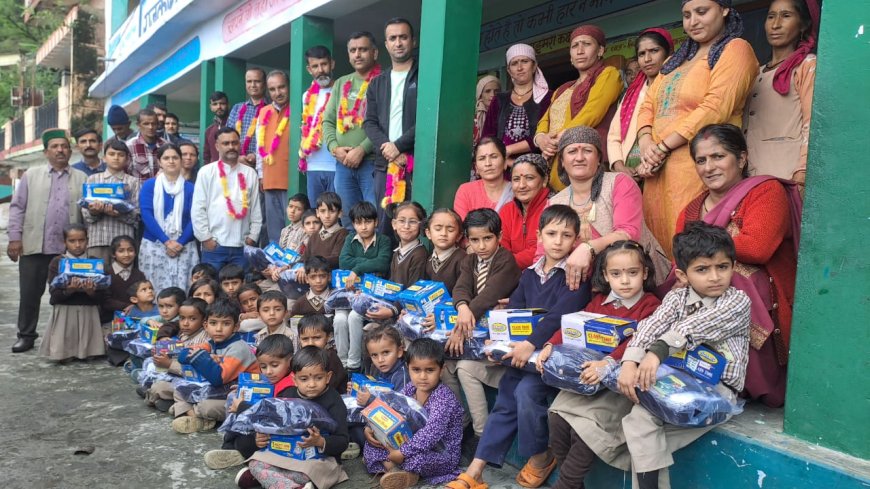 छात्रों की सहायता के लिए आगे आये व्यवसायी कंवर सिंह ठाकुर , स्कूली बच्चों को वितरित की वर्दी 