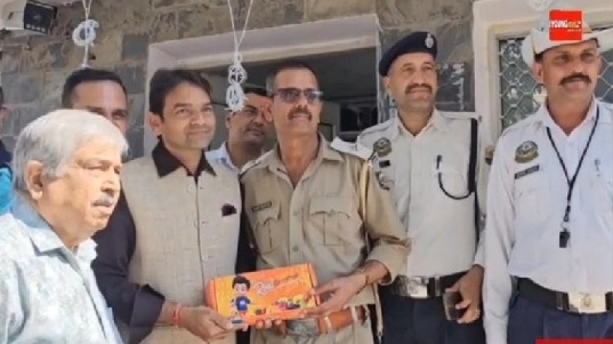 सार्वजनिक अवकाश के बावजूद सेवाएं दे रहे कर्मचारी को रोटरी क्लब ने किया सम्मानित