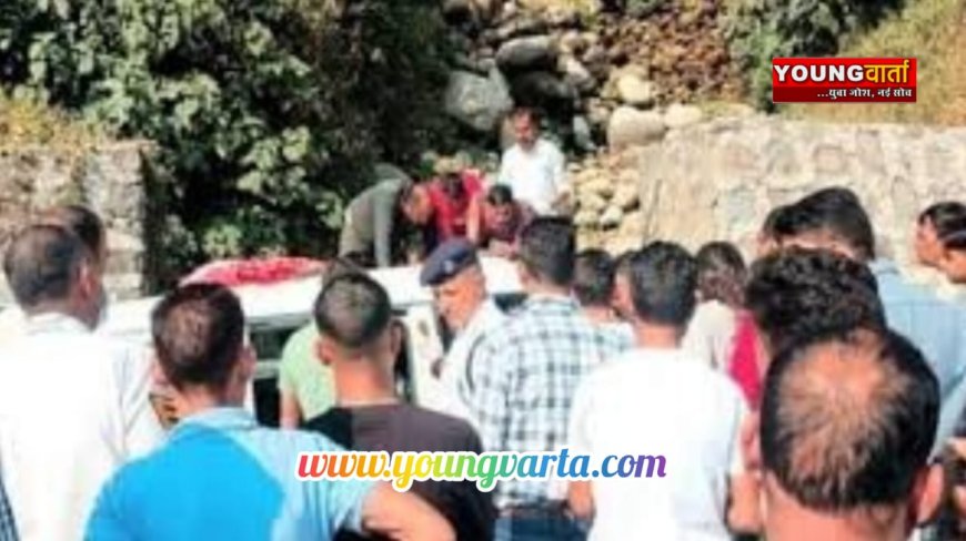 अनियंत्रित होकर डंगे से टकराई कार , पति-पत्नी की मौत , दो बच्चे घायल