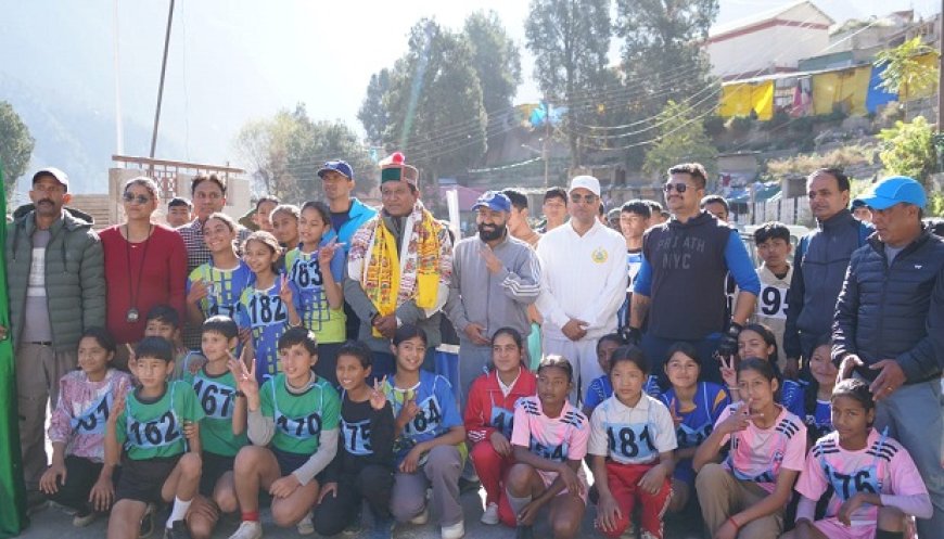 रन फॉर यूनिटी कार्यक्रम के तहत राजस्व मंत्री जगत सिंह नेगी ने मैराथन दौड़ को हरी झंडी दिखाकर किया रवाना