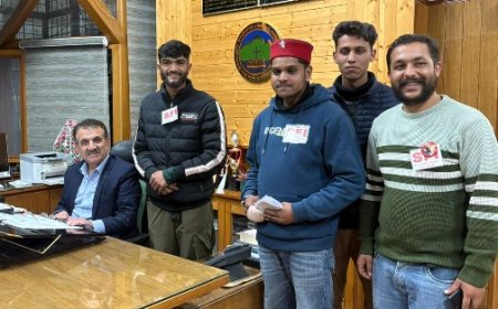 एसएफआई प्रदेश *विश्वविद्यालय इकाई द्वारा छात्रों की मांगो को लेकर वीसी को सौंपा ज्ञापन