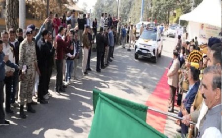 सीएम सुक्खू ने शिमला के चौड़ा मैदान में पुलिस विभाग के पेट्रोलिंग व अन्य वाहनों को हरी झंडी दिखाकर किया रवाना 