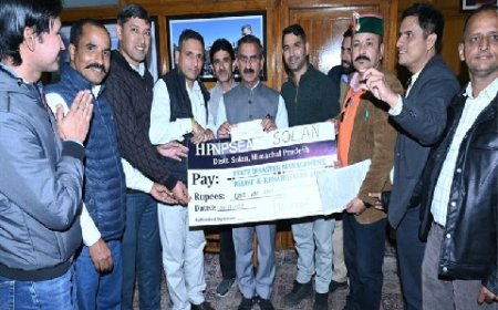 नई पेंशन स्कीम कर्मचारी संघ, जिला सोलन ने मुख्यमंत्री राहत कोष में एक लाख रुपये का चेक किया भेंट  