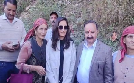 भारतीय टीम की तेज गेंदबाज रेणुका ठाकुर अपने गृह क्षेत्र रोहडू पहुंचीं तो लोगों ने फूल माला से किया स्वागत  