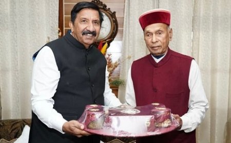 उपमुख्यमंत्री मुकेश अग्निहोत्री ने पूर्व मुख्यमंत्री प्रेम कुमार धूमल को बेटी की शादी का दिया निमंत्रण