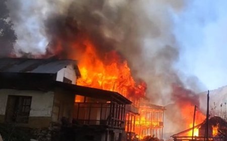 कुल्लू में भड़की भीषण अग्निकांड की भेंट चढ़े कई मकान, घटना में करोड़ो के नुकसान की आशंका 