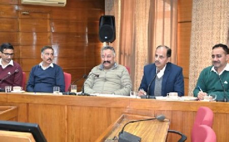 शिक्षा मंत्री रोहित ठाकुर ने शिमला सचिवालय में शिक्षा विभाग के उच्च अधिकारियों के साथ की महत्वपूर्ण समीक्षा बैठक 