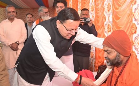 मुख्यमंत्री पुष्कर सिंह धामी ने महामंडलेश्वर उत्तम स्वामी को पुष्पगुच्छ एवं अंगवस्त्र भेंटकर किया सम्मानित 